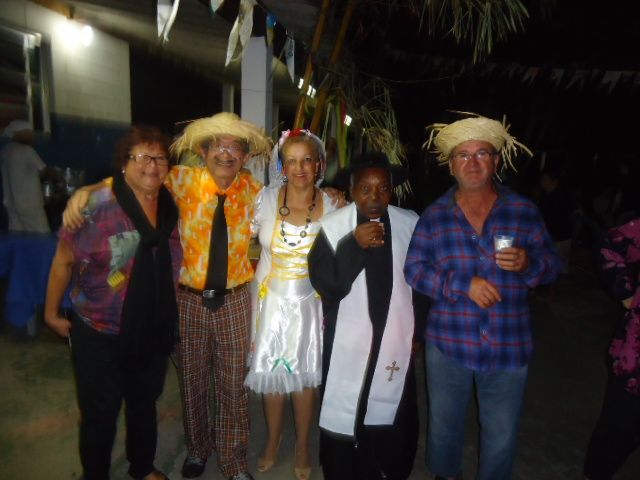 Aposentados se divertem na Festa Junina da Associação