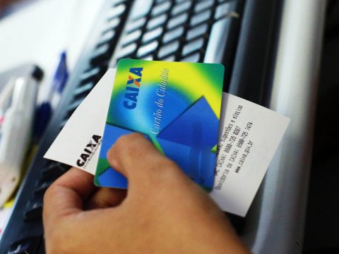 Trabalhadores e trabalhadoras não sacam e R$ 24,5 bi do PIS/PASEP estão parados nos bancos